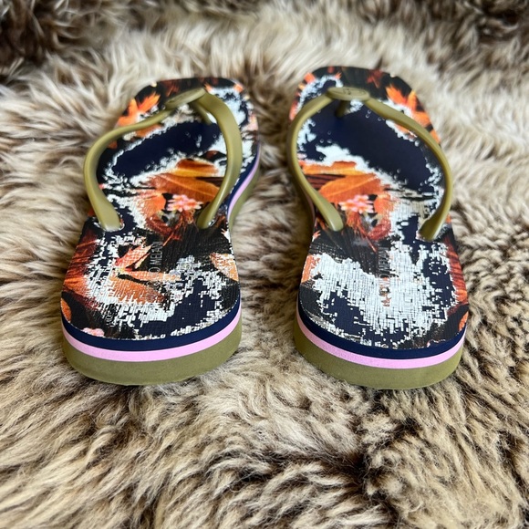 ANTONIO MELANI Black and Gold Abstract Sandals - Picture 5 of 9